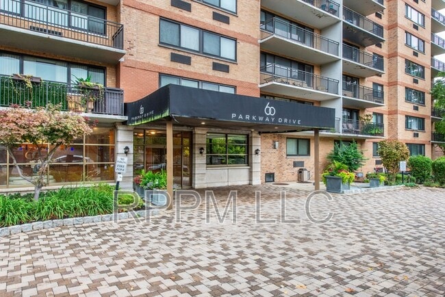 Building Photo - 60 Parkway Dr Unit 6JJ