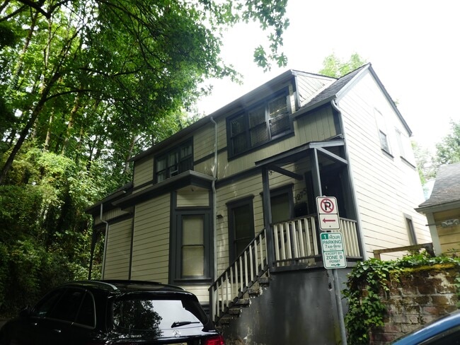 Building Photo - 1275 SW College St Rental