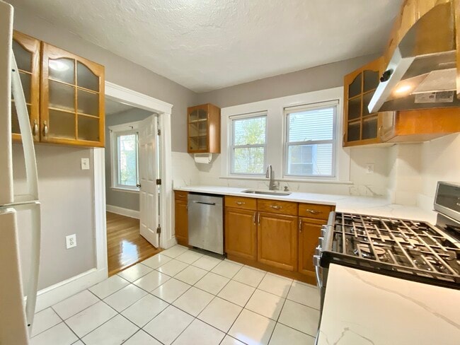 Building Photo - 42 Day St Unit 1