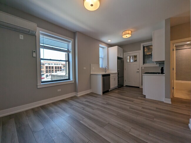 Photo - 3943 N Janssen Ave Unit 3943.5-2E
