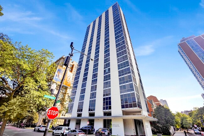 Building Photo - 1555 N Dearborn Pkwy Unit 8c