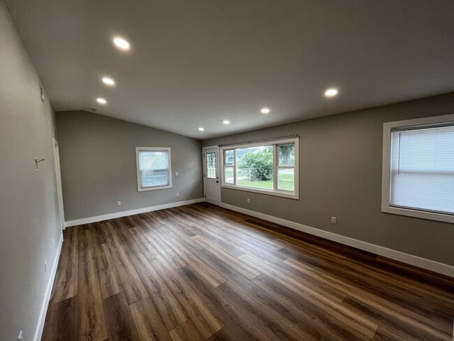 Photo - 54 Fontenelle St SE