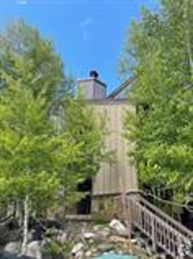 Building Photo - Washer dryer in unit! Bus route! Top floor! Rental