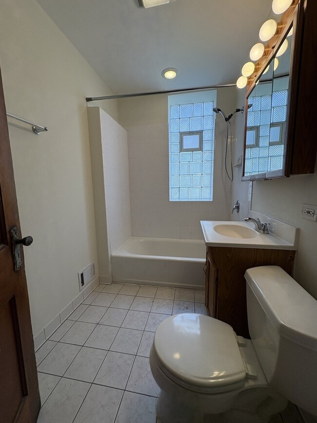 Photo - 2170 W Windsor Ave Unit 2