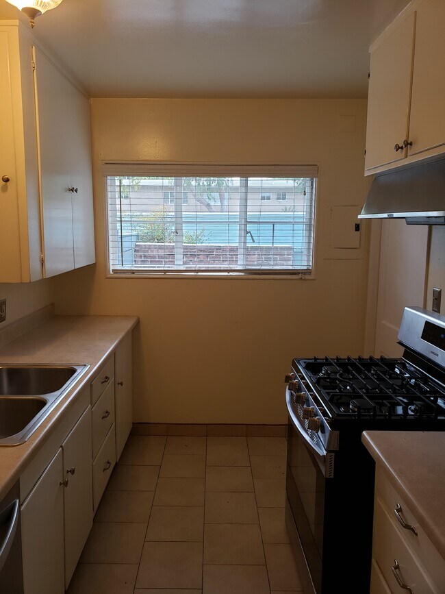 Kitchen - 5592 Village Green