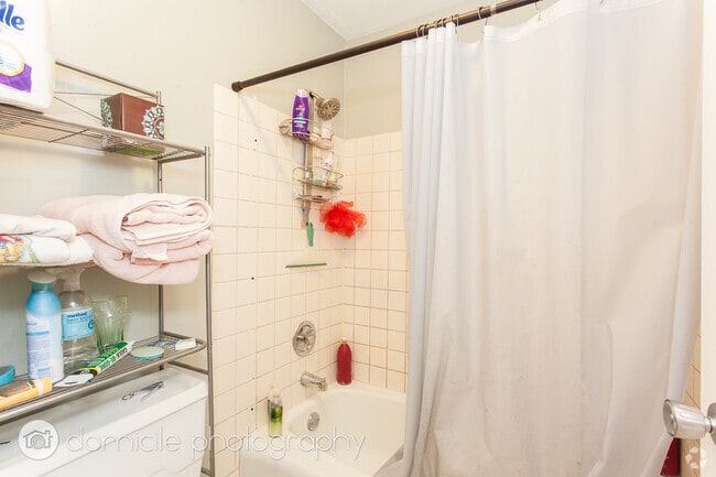 Building Photo - 1415 N Dearborn St Unit #  03D Rental