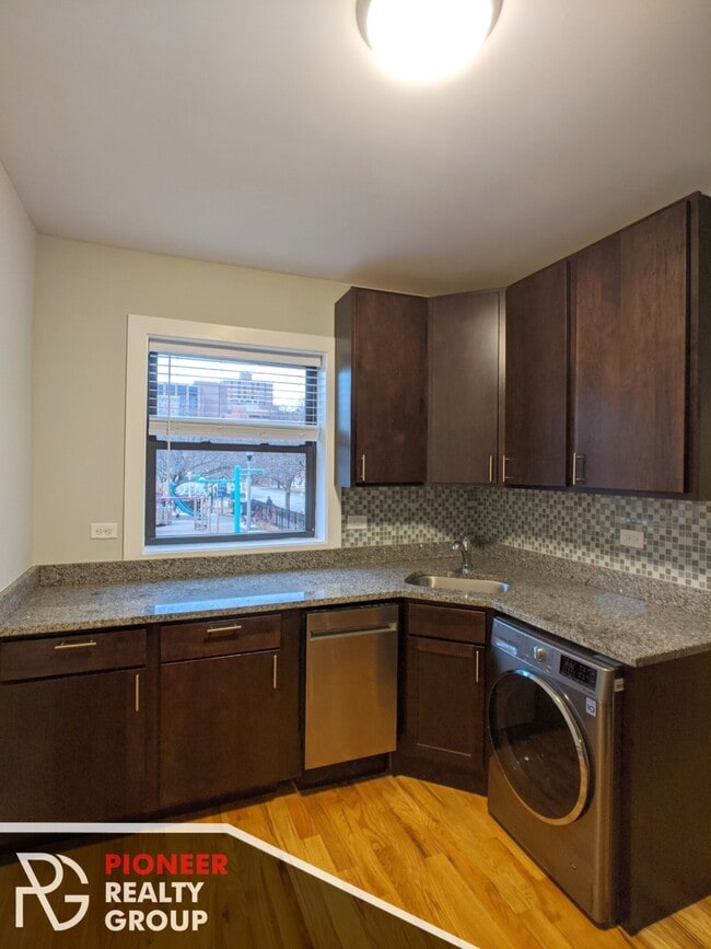 Photo - 907 W George St Apartments Unit 2
