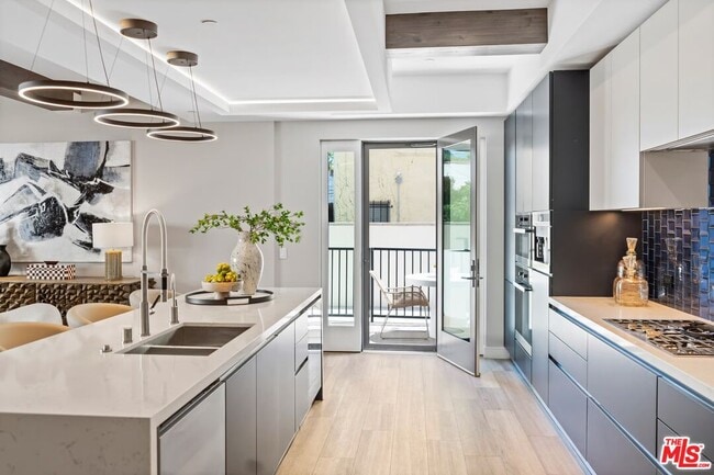 Photo - 160 N La Peer Dr Unidad 202