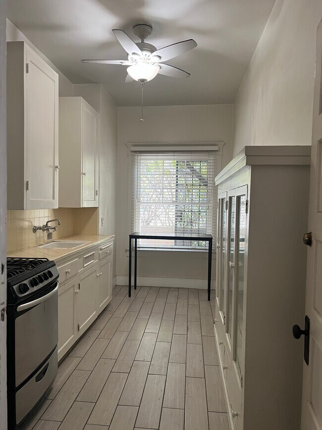 kitchen - 105 S El Molino Ave