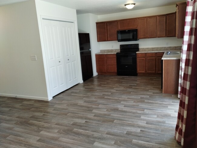 Photo - 170 Pin Oak Ct