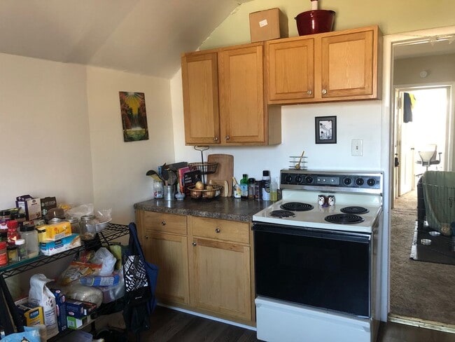 Photo - AVAILABLE JUNE - 2 BED 1 BATH Unidad #2