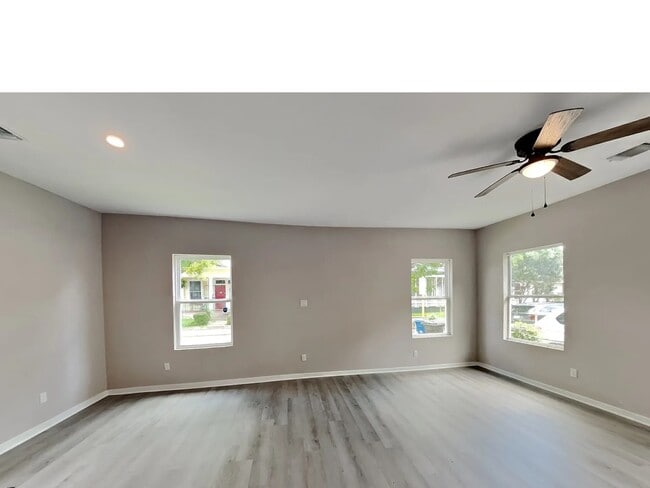 Photo - 138 Hess St