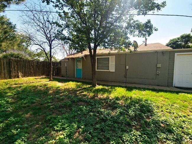Building Photo - Cozy 1 Bedroom Backhouse Near Texas Tech