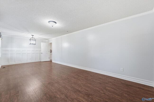 910 Lark Cir