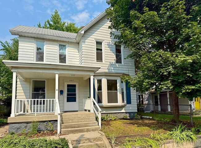 Building Photo - Single Family Home Located Near Medical Mi...