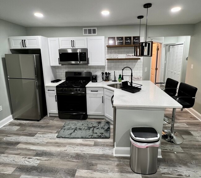 Kitchen/Breakfast Bar - 944 5th St Townhome