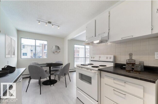 Photo - 13124-13126 126 St NW