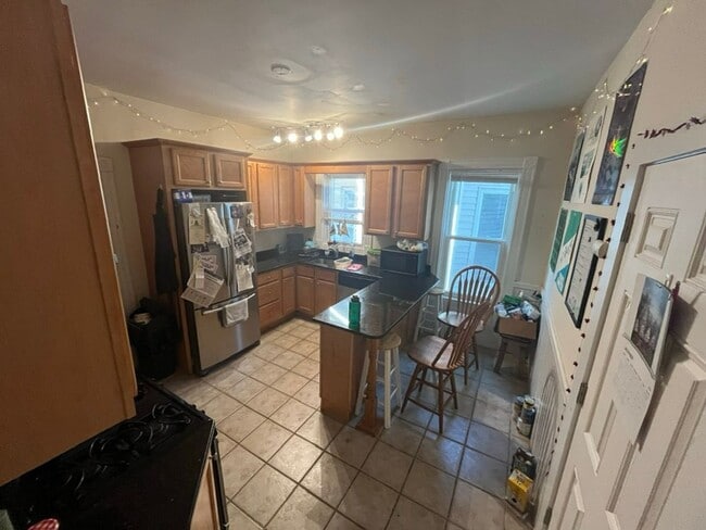 Photo - 4 Bedroom 6 min Walk from the Green Line