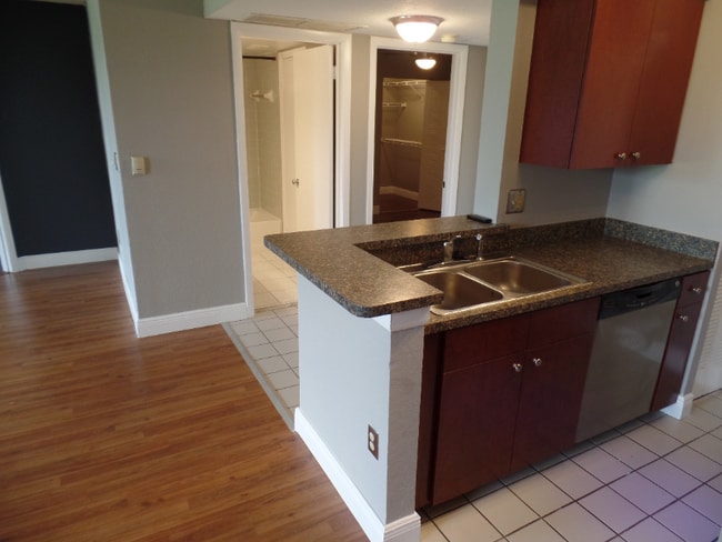 Photo - 2881 N Oakland Forest Dr Unidad 110