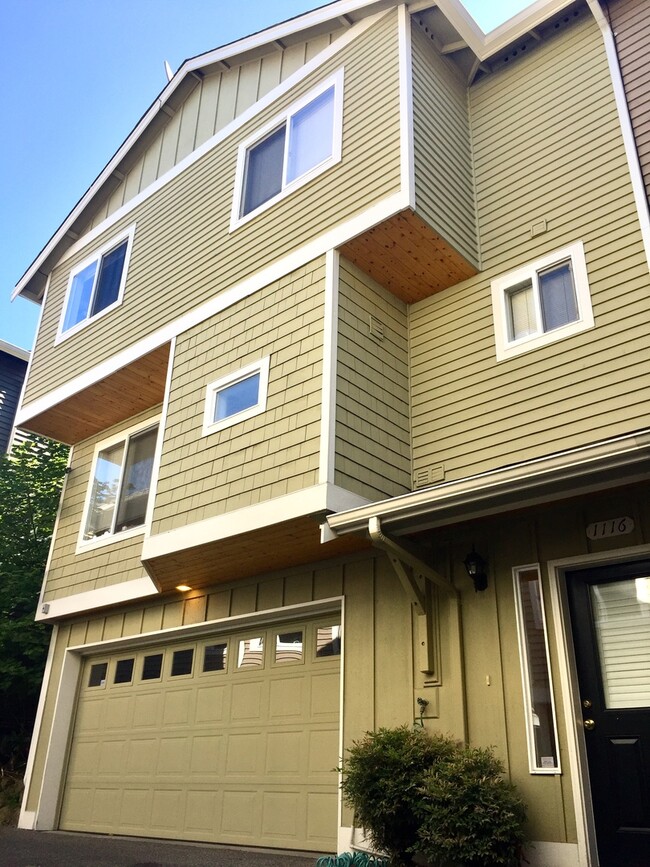 Spacious Leschi Ridge Townhome w/ 2 Car Ga... - Spacious Leschi Ridge Townhome w/ 2 Car Ga...