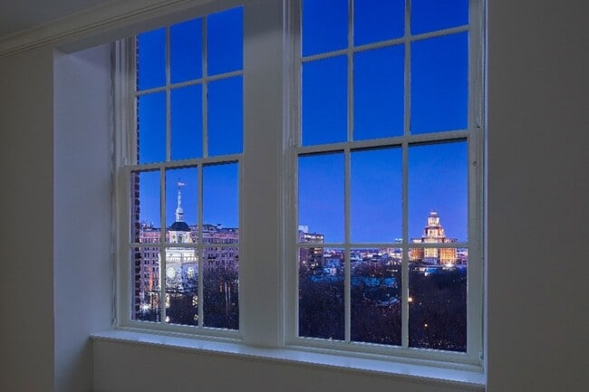 Views of Independence Hall & the Ben Franklin Bridge