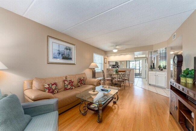 Photo - 301 Woodlake Wynde