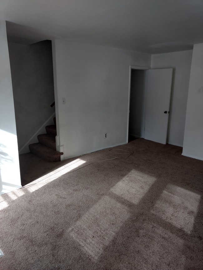 Familyroom - 828 Maury Ave