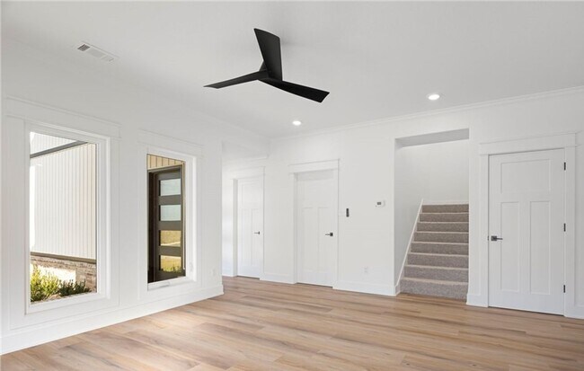 Photo - Lovely Modern Home-Three Bed/Three Bath/Up...