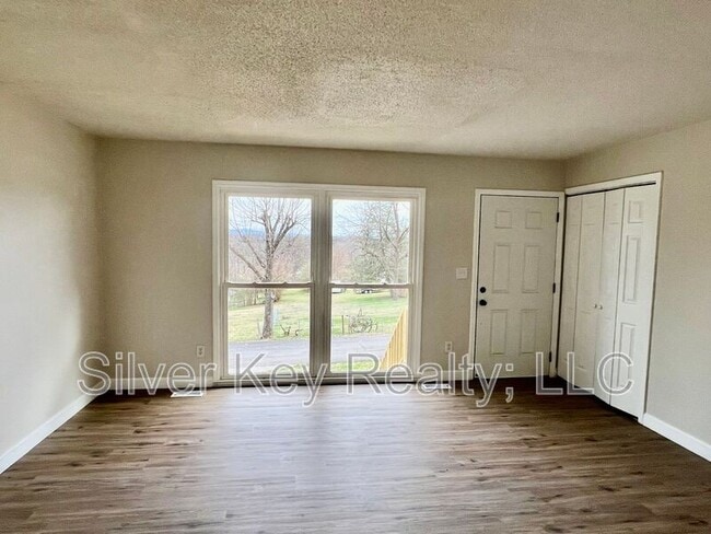 Photo - 206 Riggs St