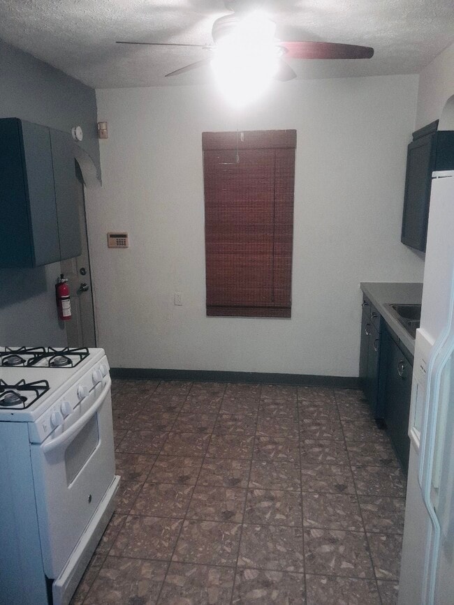 Photo - 919 School St