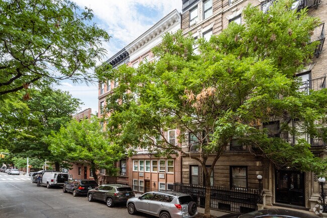 Photo - 281 W 11th St