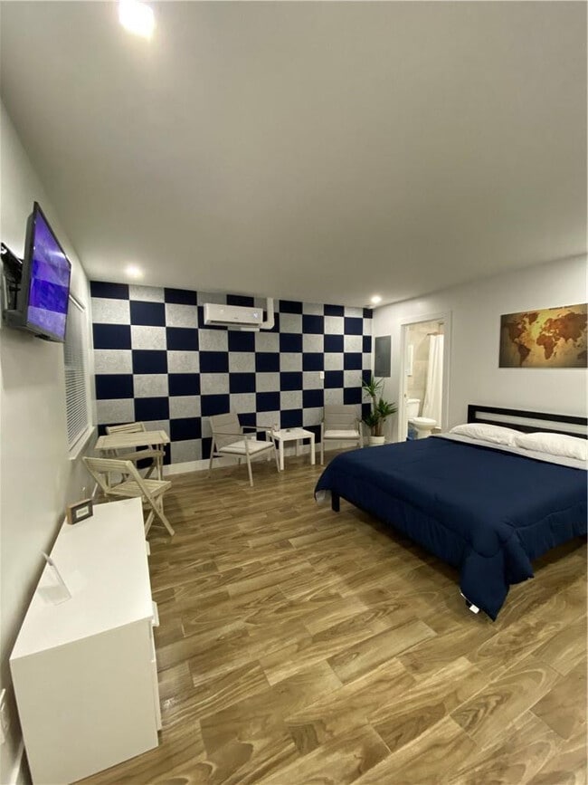 Photo - 902 NE 38th St Unit 2