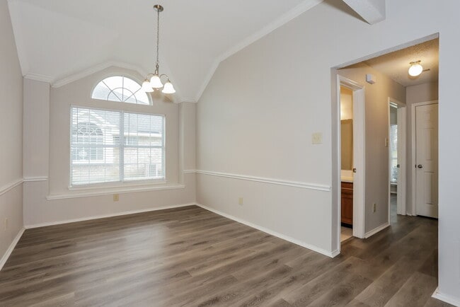 Photo - 712 Stain Glass Dr