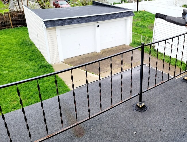 Balcony/garage - 3933 Homewood Ave Unit 2