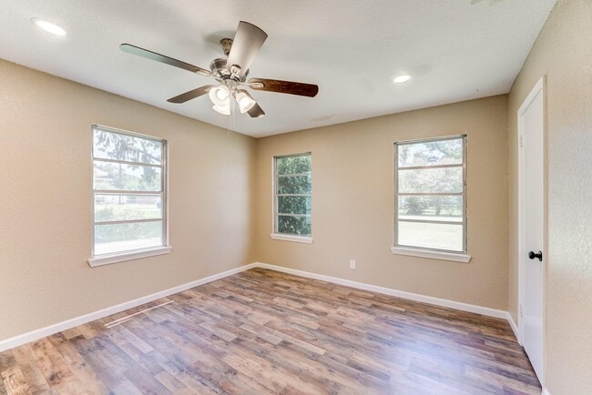 Photo - 305 Yaupon St