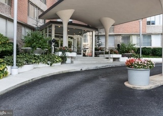 Building Entrance - 1 E University Pky Unit 306