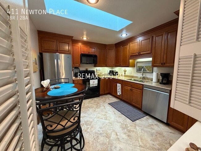 Photo - 411 Newton Pl