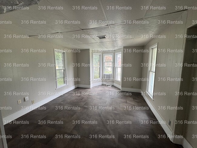 Building Photo - $895 - 3 bed 1 bath - Single Family Home