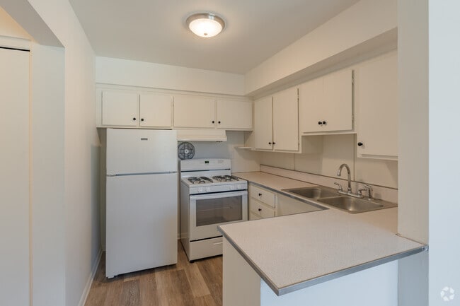 1BR, 1BA - 800SF - Kitchen - Elmsleigh Apartments
