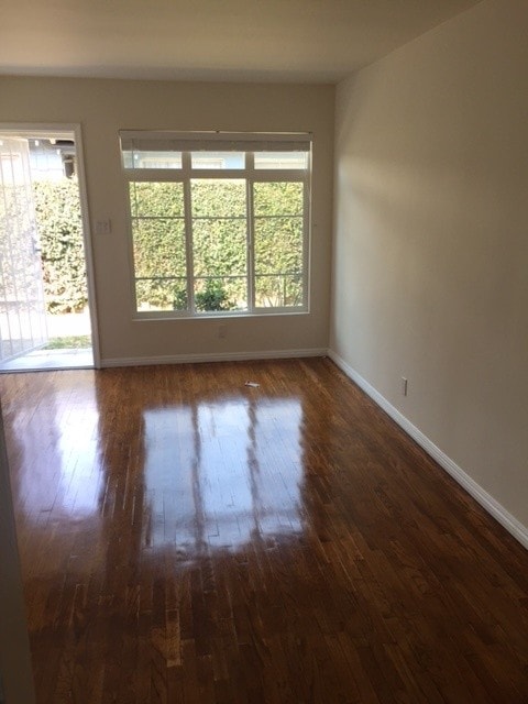 Building Photo - 2512 N Buena Vista St Unit 2512