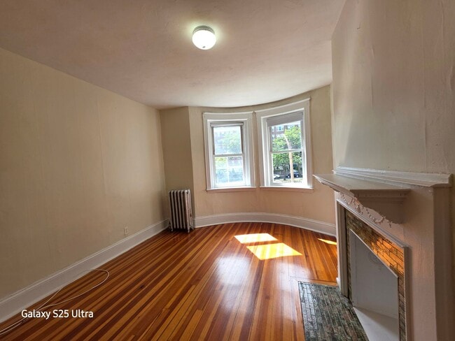 Photo - No Brokers Fee. No Security Deposit, Heat,...