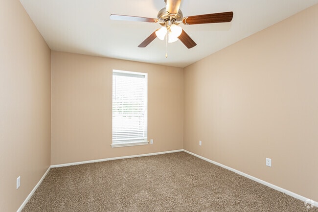 2BR, 1BA - 940SF