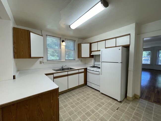 Photo - 960 Salem St