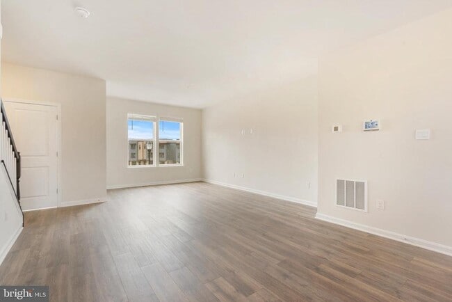 Photo - 572 Union St