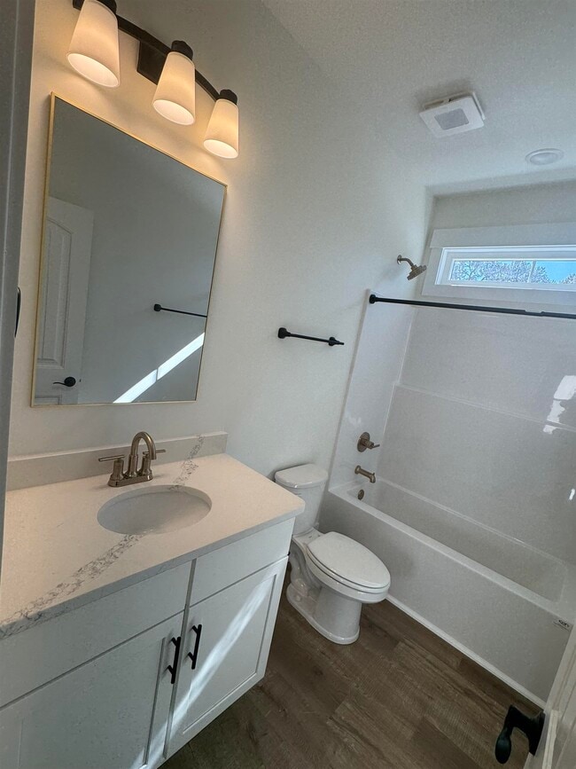 Photo - 614 Collins St