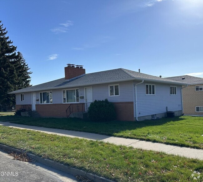 Building Photo - Spacious 3 bedroom 2 bathroom side by side... Rental