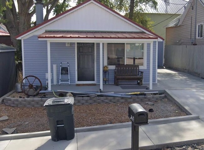 Photo - 308 Garnet St