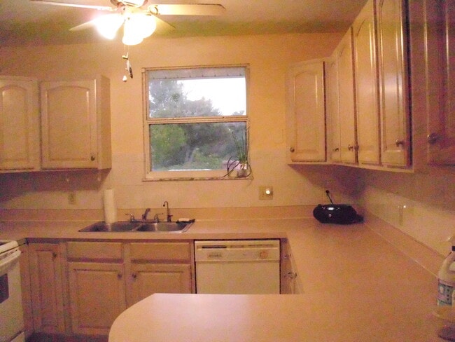 Building Photo - 1662 Drew St Rental