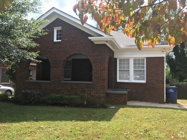 Building Photo - Gorgeous renovated 2 bedroom/1 bath in hea... Rental