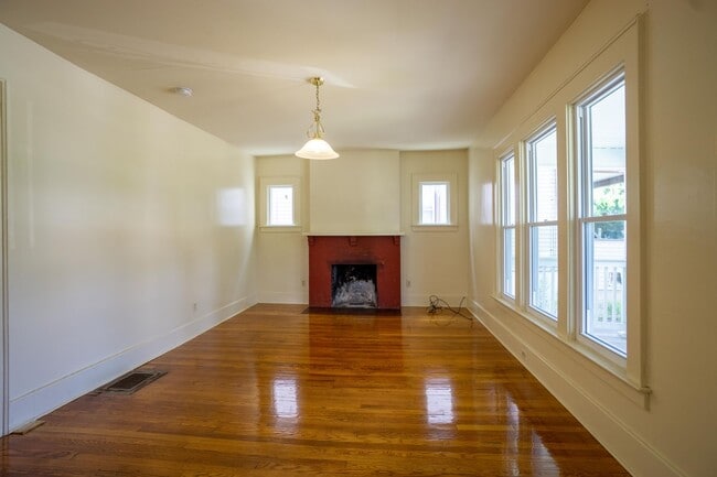 Photo - 2424 E Genesee St